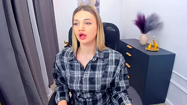 SelenaeMoore online show from March 2, 2026, 7:54 pm