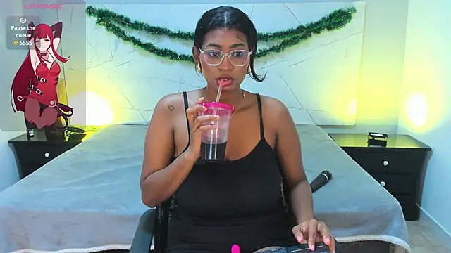 Snapshot of LAYLATAYLOR_ chatting on December 22, 2024, 6:04 pm LAYLATAYLOR online show from December 22, 2024, 6:04 pm