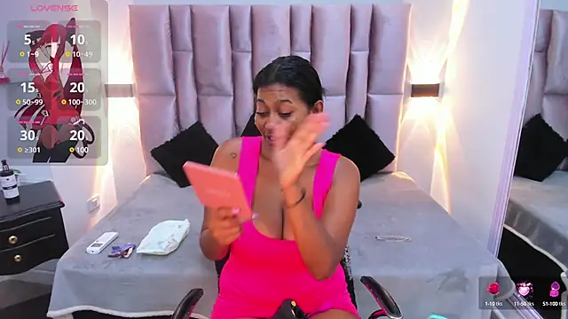 Snapshot of LAYLATAYLOR_ chatting on February 19, 2025, 10:34 am LAYLATAYLOR online show from February 19, 2025, 10:34 am