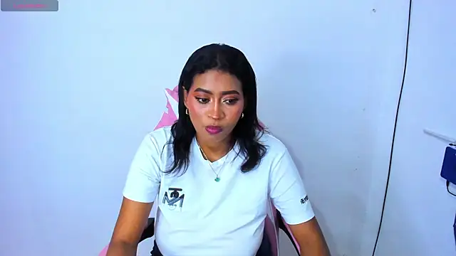 Snapshot of LAYLATAYLOR_ chatting on February 27, 2025, 5:24 am LAYLATAYLOR online show from February 27, 2025, 5:24 am