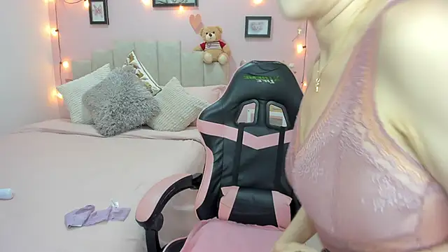 emilyharrix online show from February 4, 2026, 9:20 pm