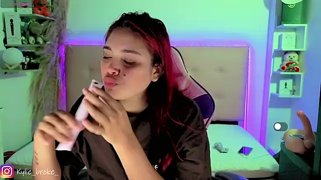 Snapshot of Kylie_brokee chatting on May 1, 2026, 9:08 pm Kylie brokee online show from May 1, 2026, 9:08 pm