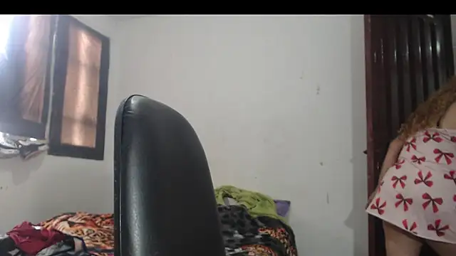 BustyAmanda online show from April 15, 2026, 1:29 pm