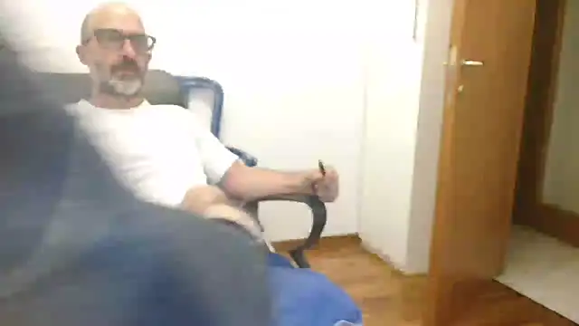 Snapshot of newsimo74 chatting on October 5, 2025, 4:33 am newsimo74 online show from October 5, 2025, 4:33 am