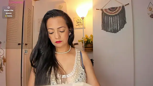 anaruiz  online show from May 21, 2026, 10:50 pm