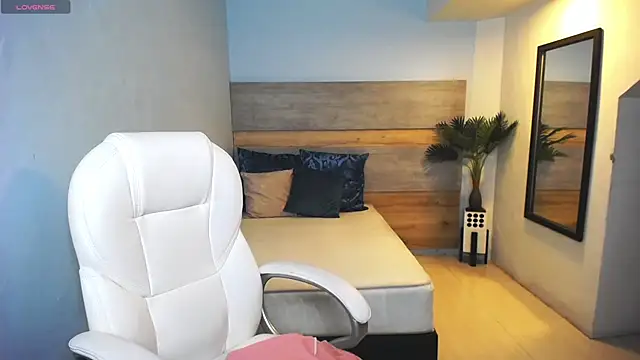 liseth fox online show from January 4, 2025, 1:42 am