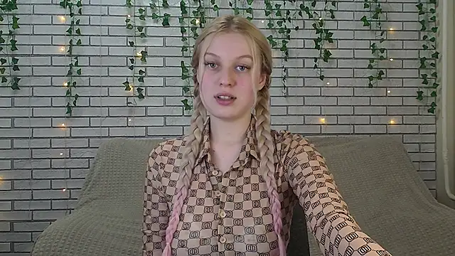 EmiliaDuchess online show from December 13, 2024, 5:10 pm