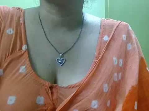 Snapshot of LOVERIAKOL chatting on April 21, 2026, 3:39 pm LOVERIAKOL online show from April 21, 2026, 3:39 pm