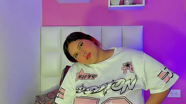 Snapshot of Alanna_hot3 chatting on July 3, 2026, 5:52 pm Alanna hot3 online show from July 3, 2026, 5:52 pm