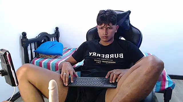 Snapshot of alex_245711 chatting on November 20, 2025, 7:35 pm alex 245711 online show from November 20, 2025, 7:35 pm