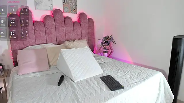 Snapshot of AmberMoss_ chatting on August 1, 2026, 6:01 am AmberMoss online show from August 1, 2026, 6:01 am