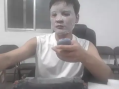 Snapshot of kisstoyousoon2024 chatting on December 3, 2025, 8:18 pm kisstoyousoon2024 online show from December 3, 2025, 8:18 pm