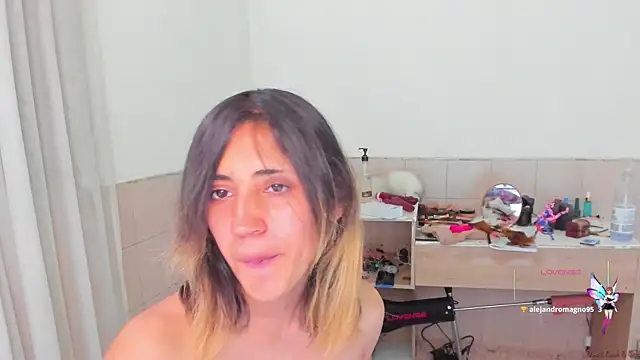 Snapshot of linnie_ chatting on September 19, 2025, 10:21 pm linnie online show from September 19, 2025, 10:21 pm