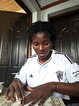 Snapshot of TrishaKalid chatting on October 21, 2025, 1:01 pm TrishaKalid online show from October 21, 2025, 1:01 pm