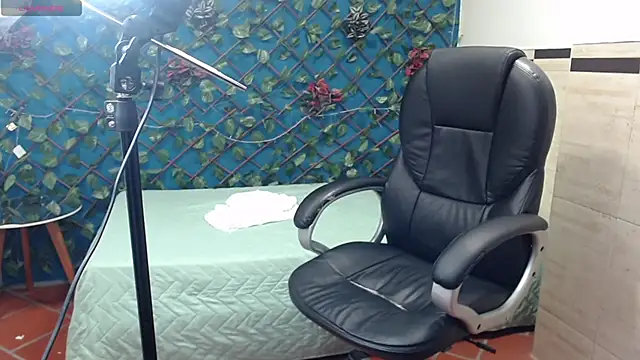 Snapshot of Waturox chatting on February 14, 2025, 1:34 am Waturox online show from February 14, 2025, 1:34 am