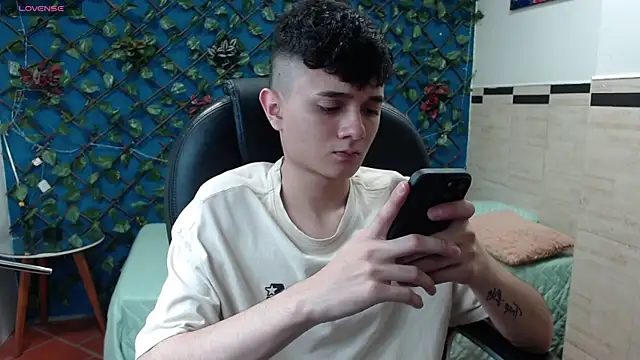 Snapshot of Waturox chatting on February 19, 2025, 7:27 pm Waturox online show from February 19, 2025, 7:27 pm