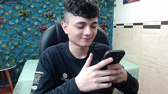 Snapshot of Waturox chatting on February 22, 2025, 7:03 pm Waturox online show from February 22, 2025, 7:03 pm