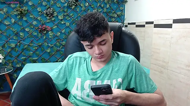 Snapshot of Waturox chatting on March 18, 2025, 6:48 pm Waturox online show from March 18, 2025, 6:48 pm
