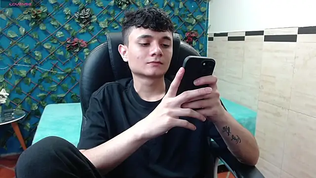Snapshot of Waturox chatting on March 22, 2025, 7:09 pm Waturox online show from March 22, 2025, 7:09 pm