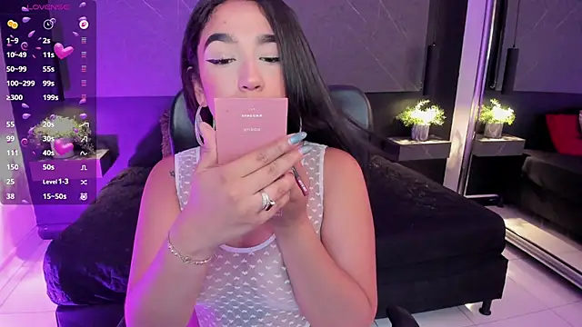 Snapshot of SaraaMills chatting on July 23, 2026, 3:37 am SaraaMills online show from July 23, 2026, 3:37 am