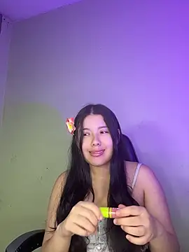 Snapshot of MarielQueenx chatting on June 18, 2026, 12:33 am MarielQueenx online show from June 18, 2026, 12:33 am