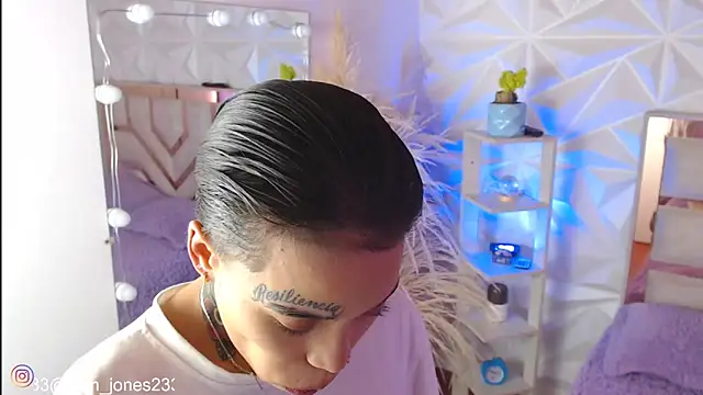 Jonesliam23 online show from October 2, 2025, 7:21 pm