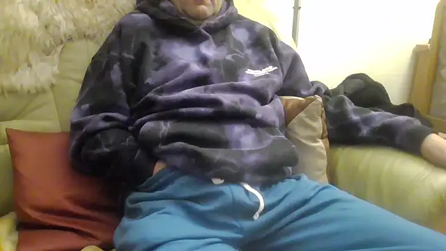 Snapshot of Lutzi1 chatting on December 15, 2024, 5:10 pm Lutzi1 online show from December 15, 2024, 5:10 pm