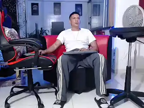 Snapshot of damiam_fiery chatting on December 22, 2024, 12:28 am damiam fiery online show from December 22, 2024, 12:28 am