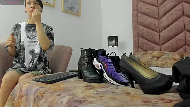 Snapshot of Lady_Godss chatting on December 19, 2024, 3:07 am Lady Godss online show from December 19, 2024, 3:07 am