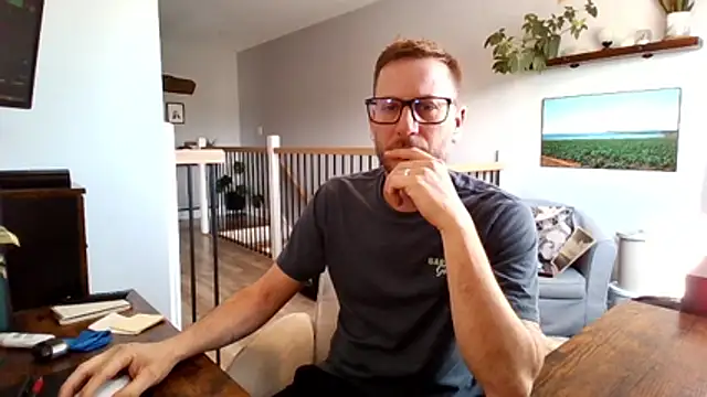 Bigdicktrav902 online show from April 8, 2026, 1:33 pm