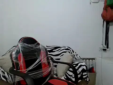 Snapshot of miriam775 chatting on January 14, 2026, 2:01 pm miriam775 online show from January 14, 2026, 2:01 pm