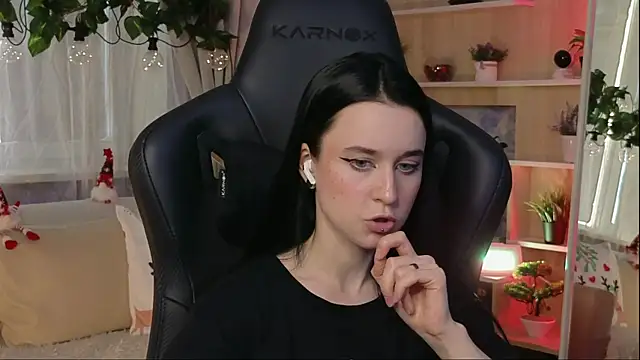 Snapshot of KiraLiLime chatting on February 6, 2025, 12:37 pm KiraLiLime online show from February 6, 2025, 12:37 pm