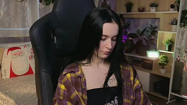 Snapshot of KiraLiLime chatting on February 14, 2025, 12:47 pm KiraLiLime online show from February 14, 2025, 12:47 pm