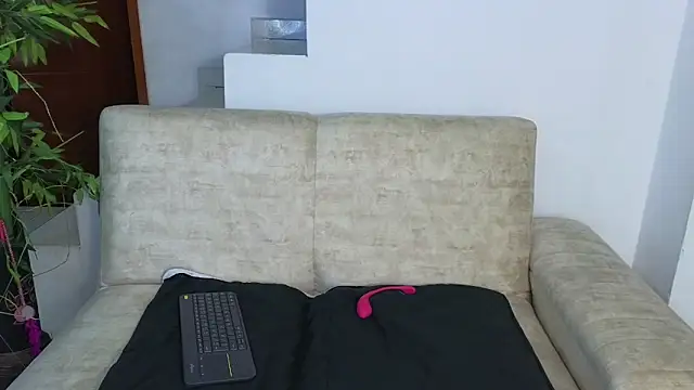 Lorenne Miller online show from October 19, 2025, 4:57 am