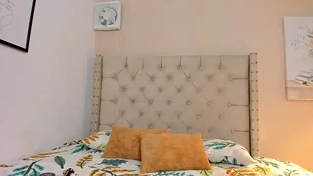 vanesasexyhot21 online show from April 1, 2026, 2:12 am