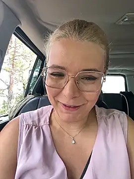 Snapshot of EmyLana chatting on September 10, 2025, 8:25 am EmyLana online show from September 10, 2025, 8:25 am
