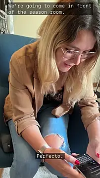 EmyLana online show from April 17, 2026, 4:43 pm