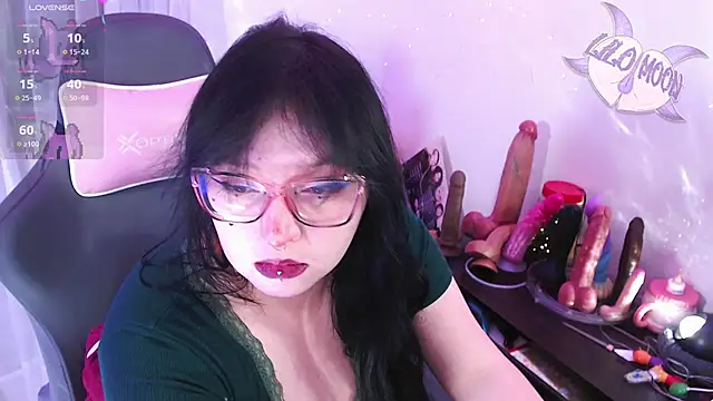 Snapshot of LiloMoon69 chatting on May 4, 2026, 8:10 am LiloMoon69 online show from May 4, 2026, 8:10 am