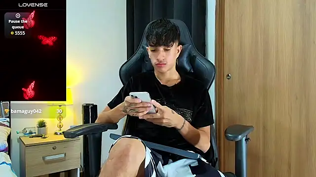  CamiloBass online show from May 19, 2026, 1:56 am