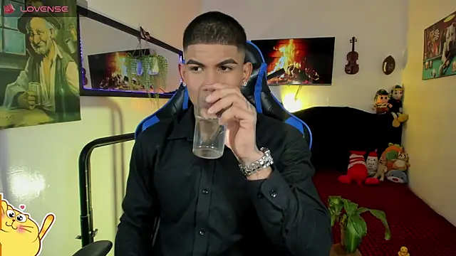Snapshot of Damian_latinxxx chatting on April 27, 2026, 12:08 am Damian latinxxx online show from April 27, 2026, 12:08 am