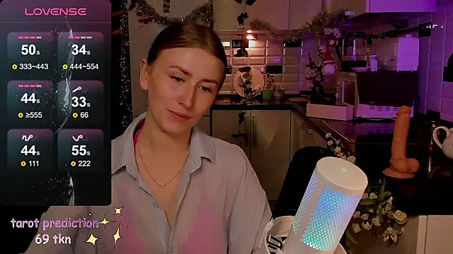 Snapshot of Emily_April chatting on December 2, 2024, 2:09 am Emily April online show from December 2, 2024, 2:09 am