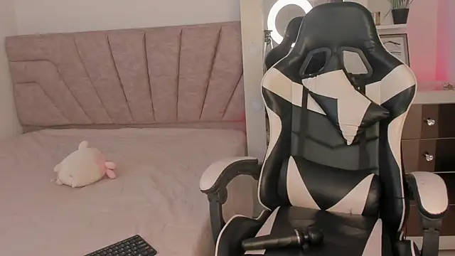 SavannahWildee online show from October 15, 2025, 1:22 pm