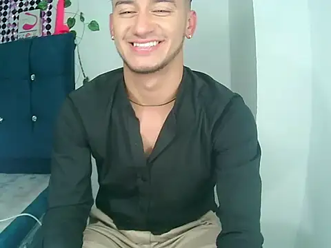 Snapshot of Kevin_Torres chatting on December 18, 2024, 5:37 am Kevin Torres online show from December 18, 2024, 5:37 am