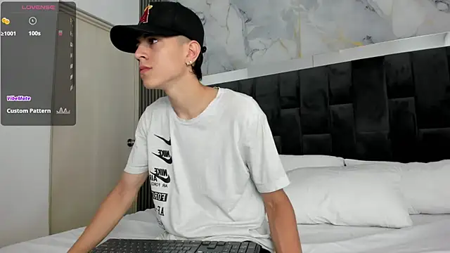 Snapshot of Dei_v_48 chatting on December 11, 2024, 7:25 pm Dei v 48 online show from December 11, 2024, 7:25 pm