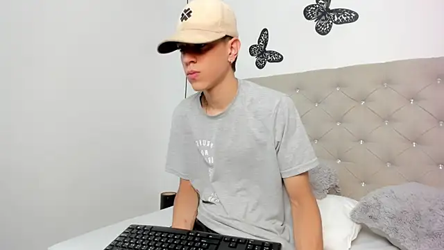 Snapshot of Dei_v_48 chatting on February 6, 2025, 7:51 pm Dei v 48 online show from February 6, 2025, 7:51 pm