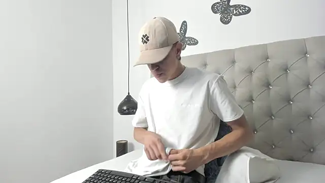 Snapshot of Dei_v_48 chatting on February 14, 2025, 7:54 pm Dei v 48 online show from February 14, 2025, 7:54 pm