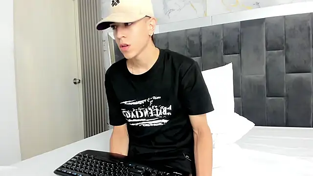 Snapshot of Dei_v_48 chatting on February 15, 2025, 7:28 pm Dei v 48 online show from February 15, 2025, 7:28 pm