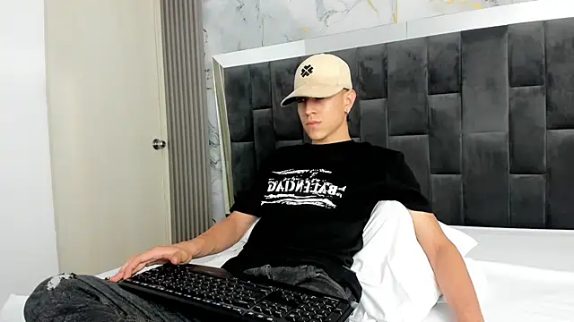 Snapshot of Dei_v_48 chatting on February 15, 2025, 10:31 pm Dei v 48 online show from February 15, 2025, 10:31 pm