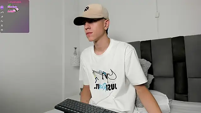 Snapshot of Dei_v_48 chatting on March 10, 2025, 8:34 pm Dei v 48 online show from March 10, 2025, 8:34 pm