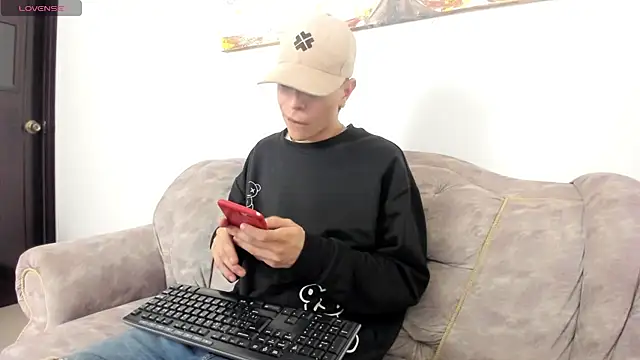 Snapshot of Dei_v_48 chatting on March 14, 2025, 4:32 am Dei v 48 online show from March 14, 2025, 4:32 am